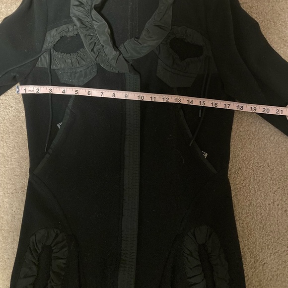 An interesting black warm jacket - Picture 12 of 16